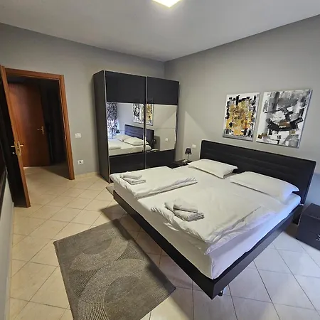 Center 12 * 地拉那